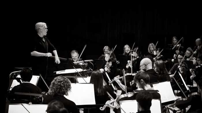 Edward Gardner conducts Elgar